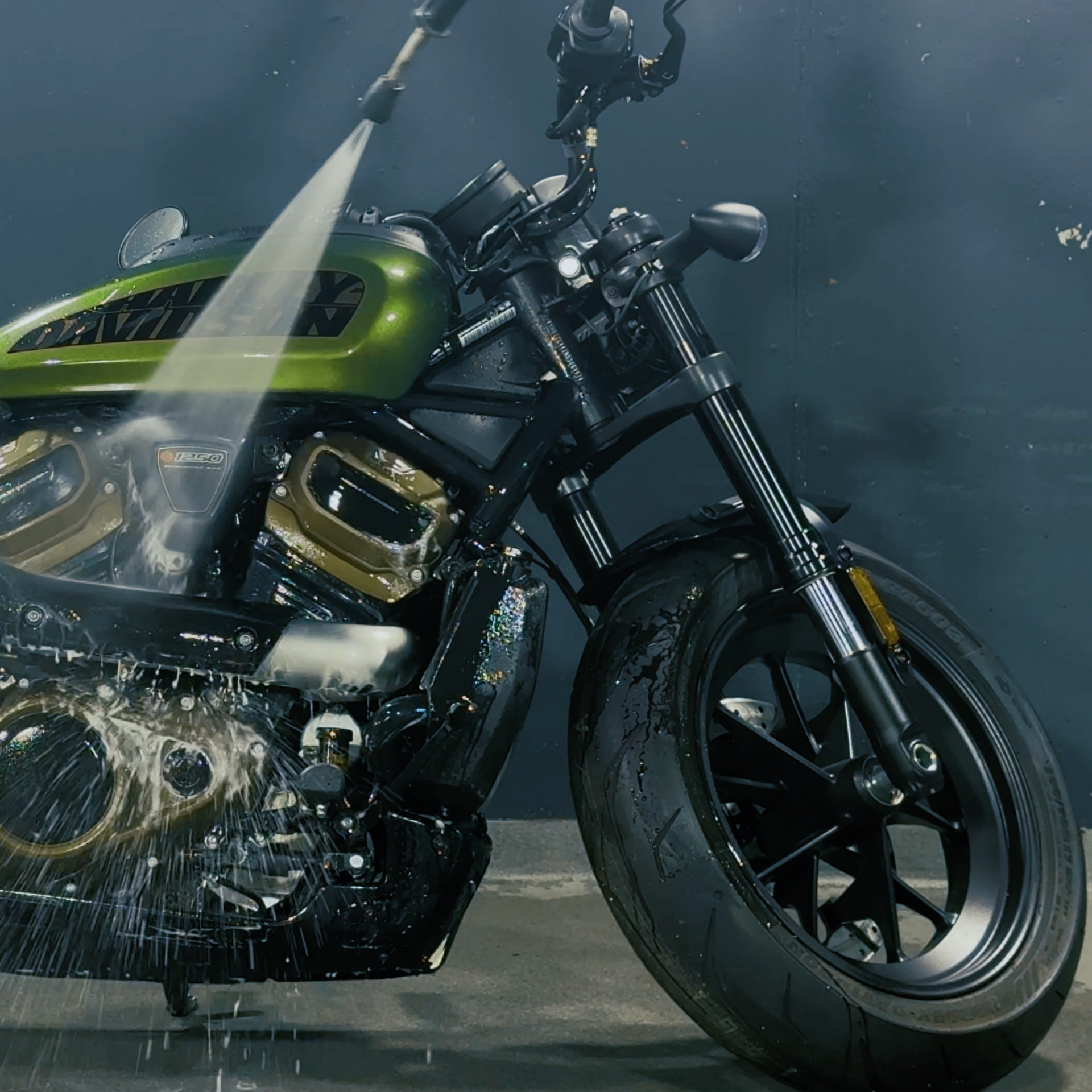 Hassas parçalara zarar vermeden bir motosiklet doğru şekilde nasıl bakım yapılır?